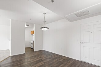 Villa Touran in Winnetka, CA - Foto de edificio - Interior Photo
