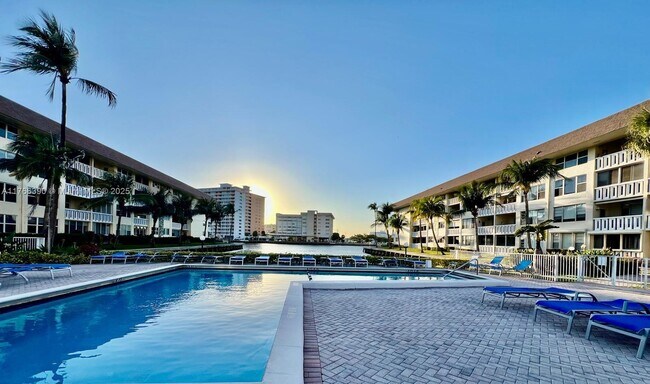 1889 S Ocean Dr in Hallandale Beach, FL - Building Photo - Building Photo