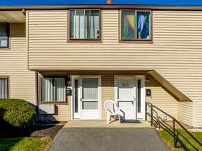 Presidential Courts in Stoughton, MA - Foto de edificio - Building Photo