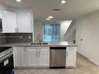 1609 Barcelona Way in Weston, FL - Foto de edificio - Building Photo