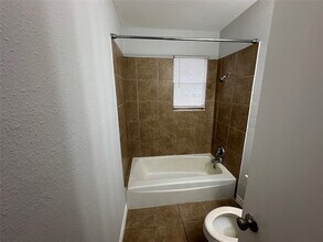 4911 Delano St, Unit 2 in Houston, TX - Foto de edificio - Building Photo