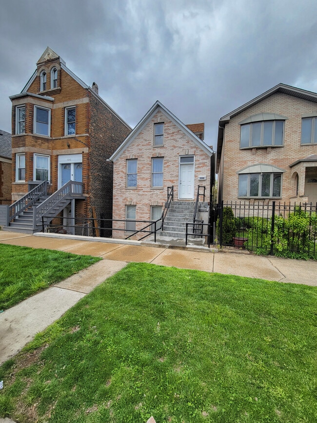 3240 S Hoyne Ave, Unit Second Floor
