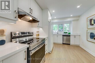 1106 Beechnut Rd in Oakville, ON - Building Photo - Building Photo