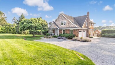 13A Brushy Neck Ln in Westhampton, NY - Building Photo - Building Photo
