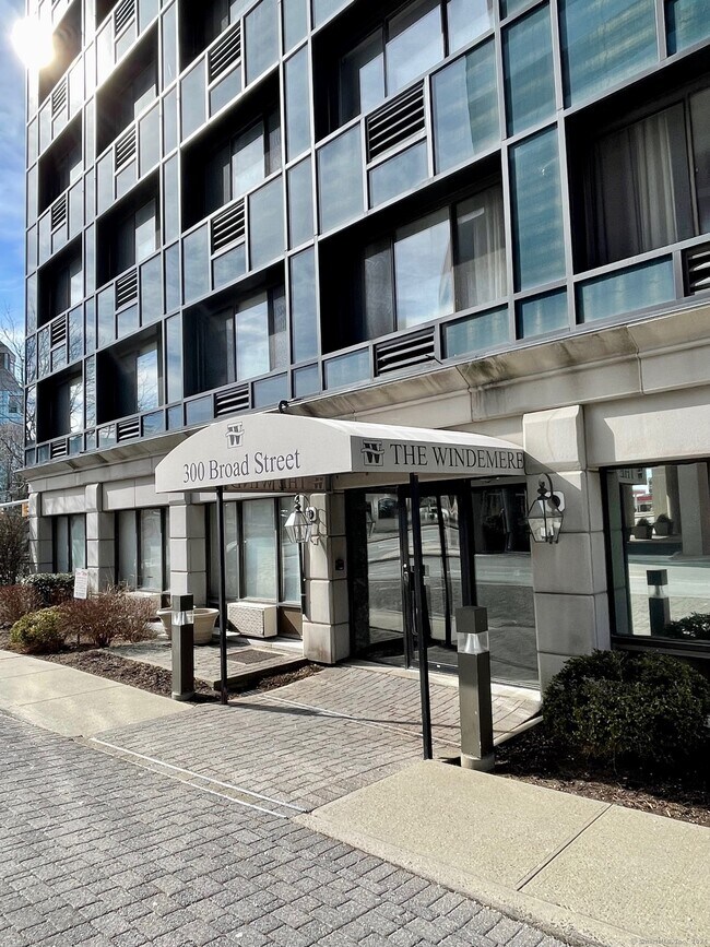 300 Broad St in Stamford, CT - Building Photo - Building Photo