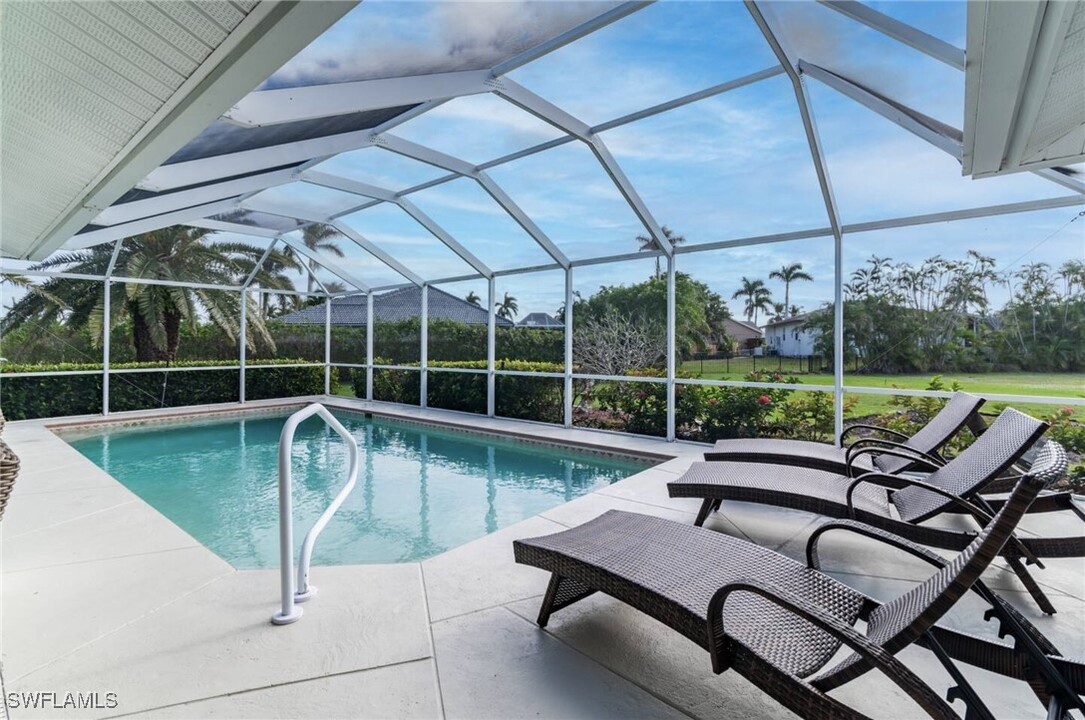 205 Sand Hill St in Marco Island, FL - Foto de edificio
