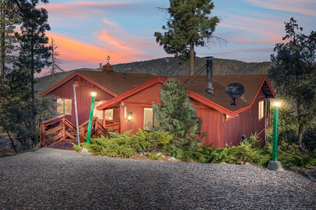 1616 Zermatt Dr in Pine Mountain Club, CA - Building Photo