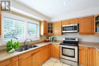 1380 Windrush Dr in Oakville, ON - Building Photo - Building Photo