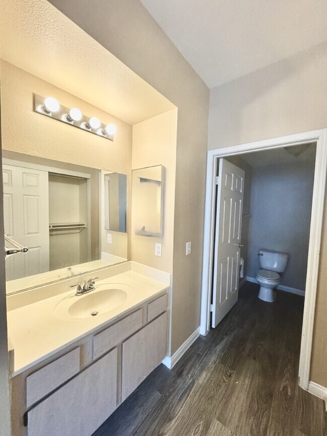231 W Horizon Ridge Pkwy