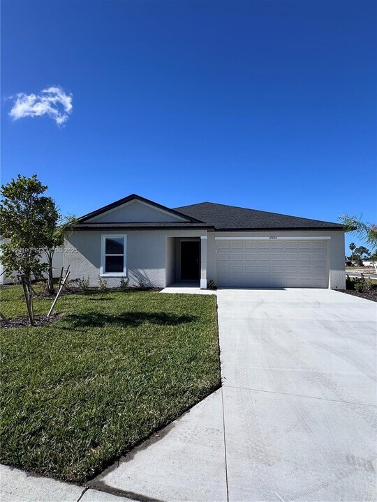 17200 Cantu Ct in North Fort Myers, FL - Building Photo