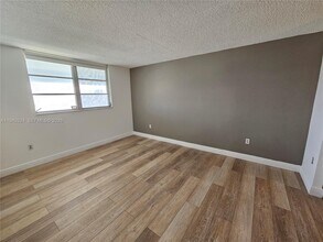 3600 NE 170th St in North Miami Beach, FL - Foto de edificio - Building Photo