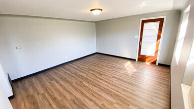 227 W Dunklin St, Unit B in Jefferson City, MO - Foto de edificio - Building Photo