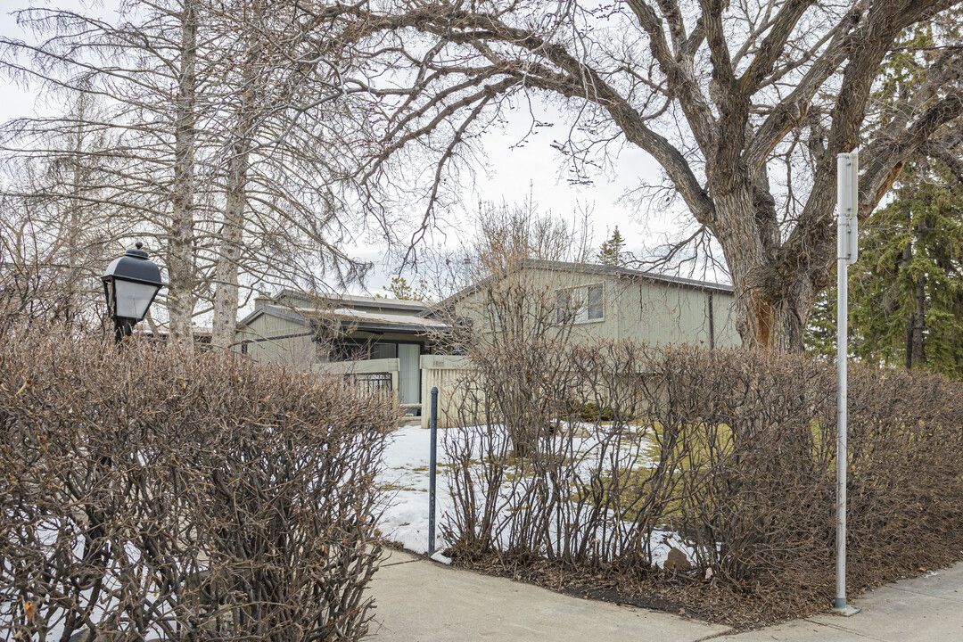 3516 40 Av SW in Calgary, AB - Building Photo