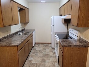 2216 Sylvan Way-Unit -5 in West Bend, WI - Building Photo - Building Photo