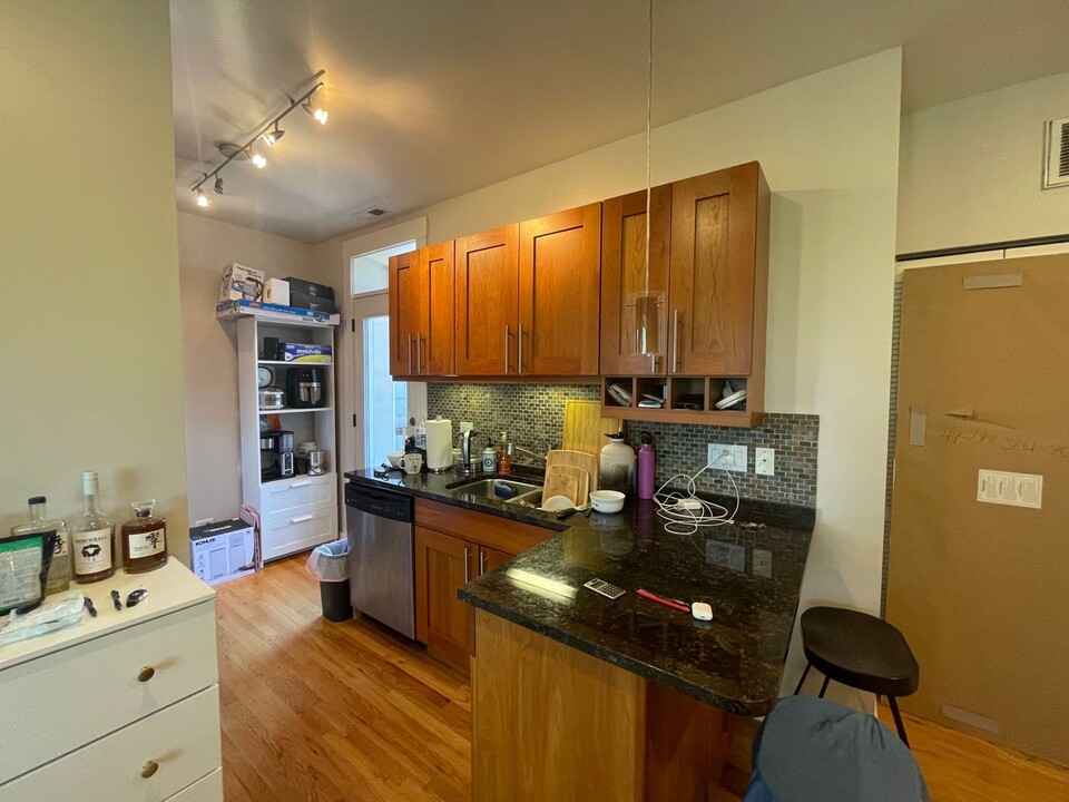 2245 W Barry Ave in Chicago, IL - Building Photo