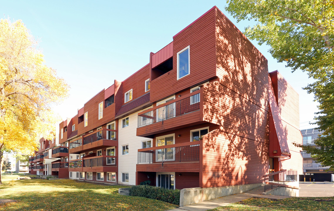 Commonwealth Place in Edmonton, AB - Building Photo