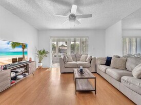 2710 Riverside Dr in Coral Springs, FL - Building Photo