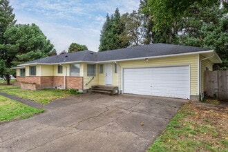 2030 Ocean Beach Pl in Longview, WA - Building Photo - Building Photo