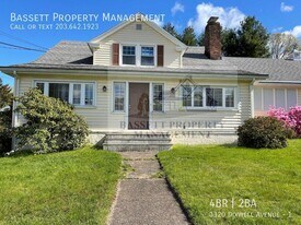 3320 Dixwell Ave in North Haven, CT - Building Photo