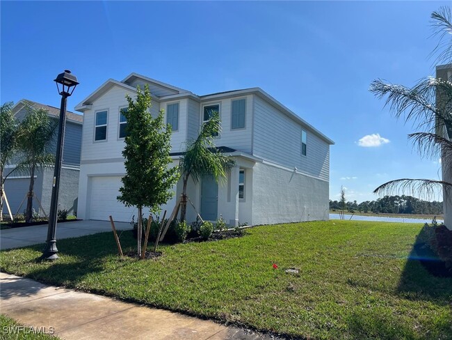 19550 Fairhill Ct in Lehigh Acres, FL - Foto de edificio - Building Photo