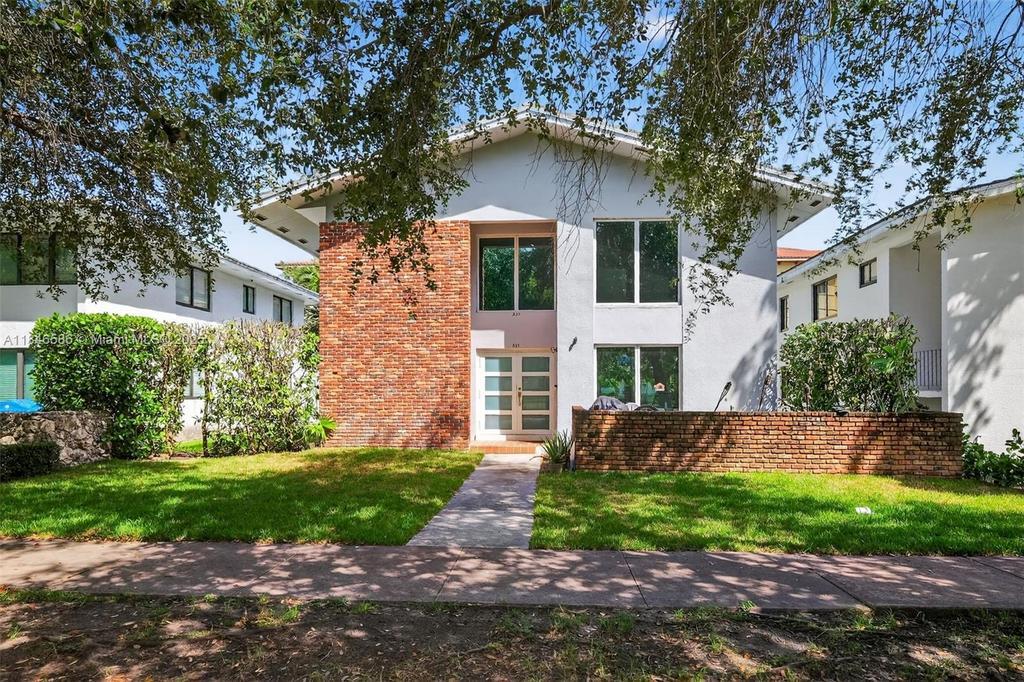 539 Menendez Ave, Unit Upstairs Unit in Coral Gables, FL - Building Photo