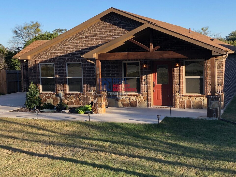 2721 San Gabriel Dr in Granbury, TX - Building Photo