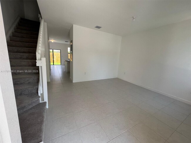 875 NE 211th St in Miami, FL - Building Photo - Building Photo