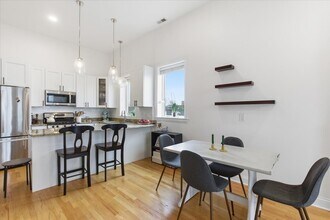 2038 W Iowa St in Chicago, IL - Building Photo - Building Photo