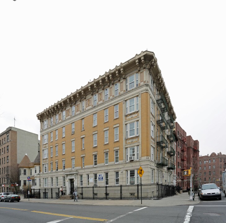 The Bainbridge Court in Bronx, NY - Building Photo