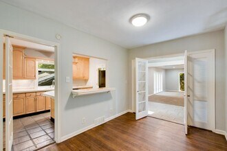 1243 Spring Valley Ln NE in Atlanta, GA - Foto de edificio - Building Photo