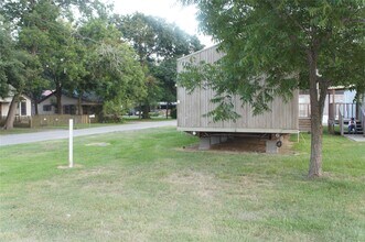 601 Clear Lake Rd in Highlands, TX - Building Photo - Building Photo
