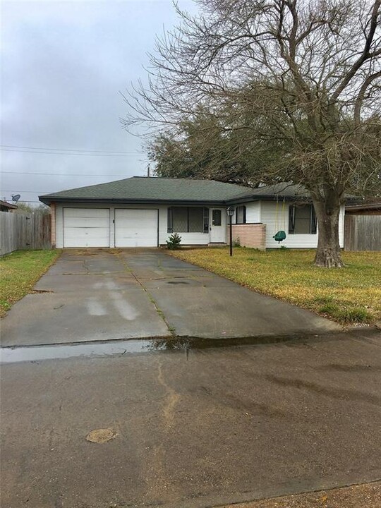 2206 18th Ave N in Texas City, TX - Building Photo