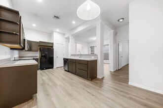 834 Lake Evalyn Dr in Kissimmee, FL - Building Photo - Building Photo