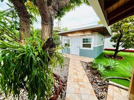 880 SE 4th Pl in Hialeah, FL - Building Photo