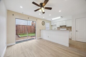 5807 Beverly Hill St in Houston, TX - Foto de edificio - Building Photo