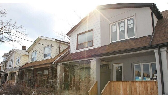 676 Coxwell Ave in Toronto, ON - Building Photo - Building Photo