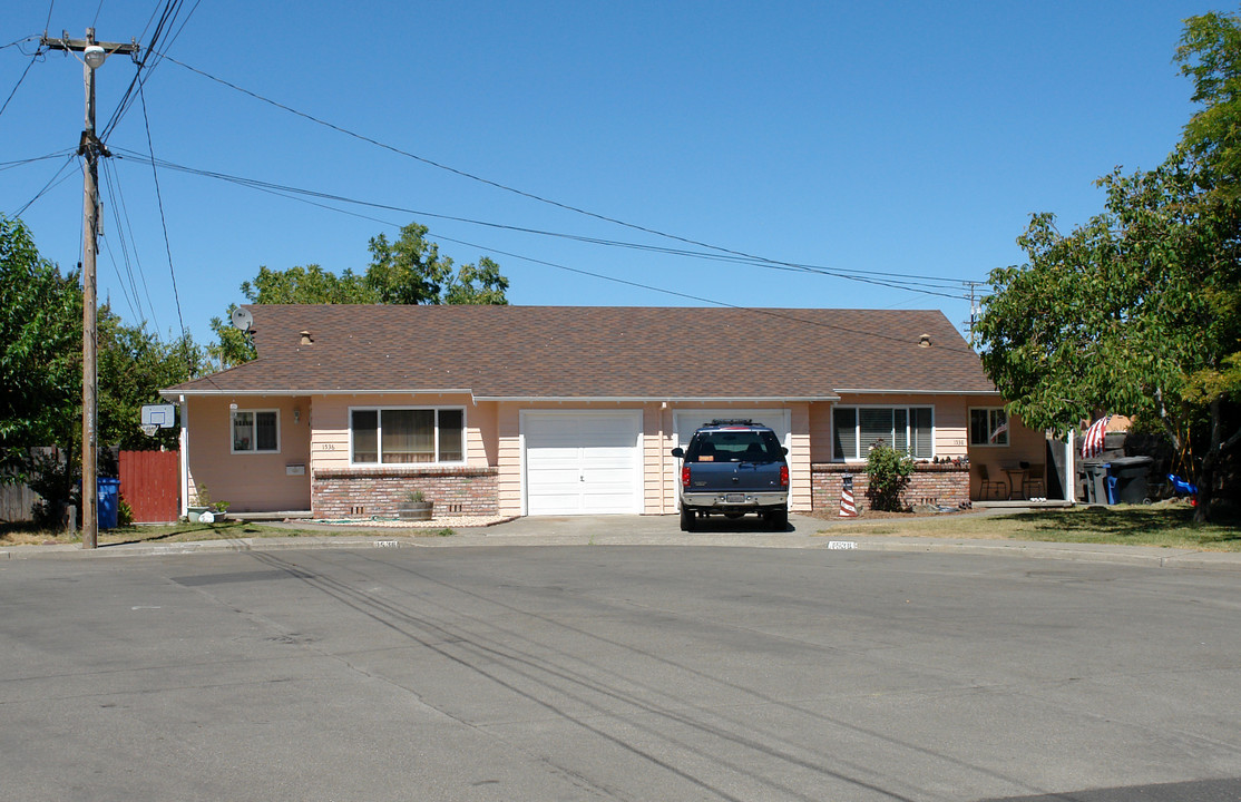 1536 Hilliard Ct in Santa Rosa, CA - Foto de edificio