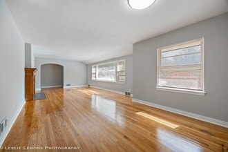 329 E 8th Ave in Naperville, IL - Building Photo - Building Photo