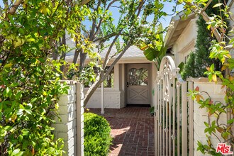 4218 Warner Blvd in Burbank, CA - Building Photo - Building Photo
