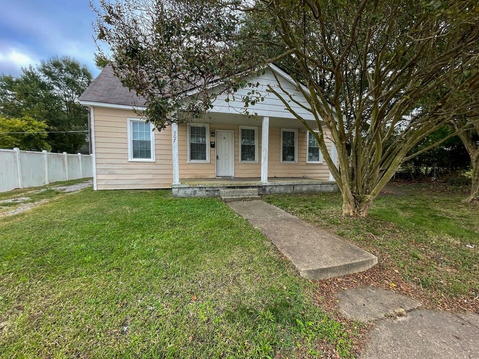 307 N 6th Ave in Hopewell, VA - Foto de edificio