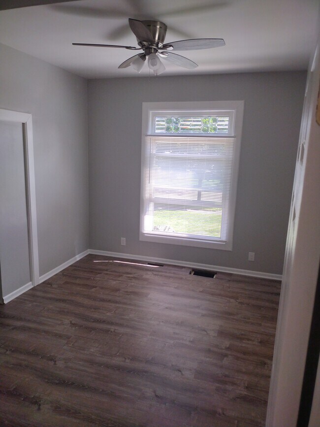 37 Gates St, Unit A in Crystal Lake, IL - Foto de edificio - Building Photo