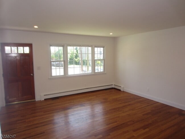 423 Leonhardt Dr in Saddle Brook, NJ - Building Photo - Building Photo