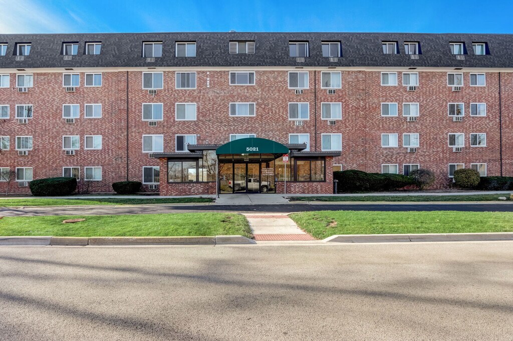 Bartlett Court Apartments in Streamwood, IL