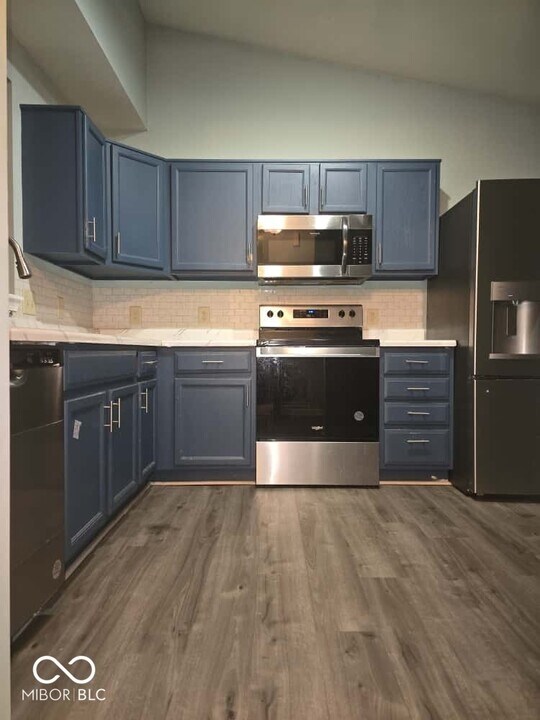 8209 Twin River Dr in Indianapolis, IN - Building Photo