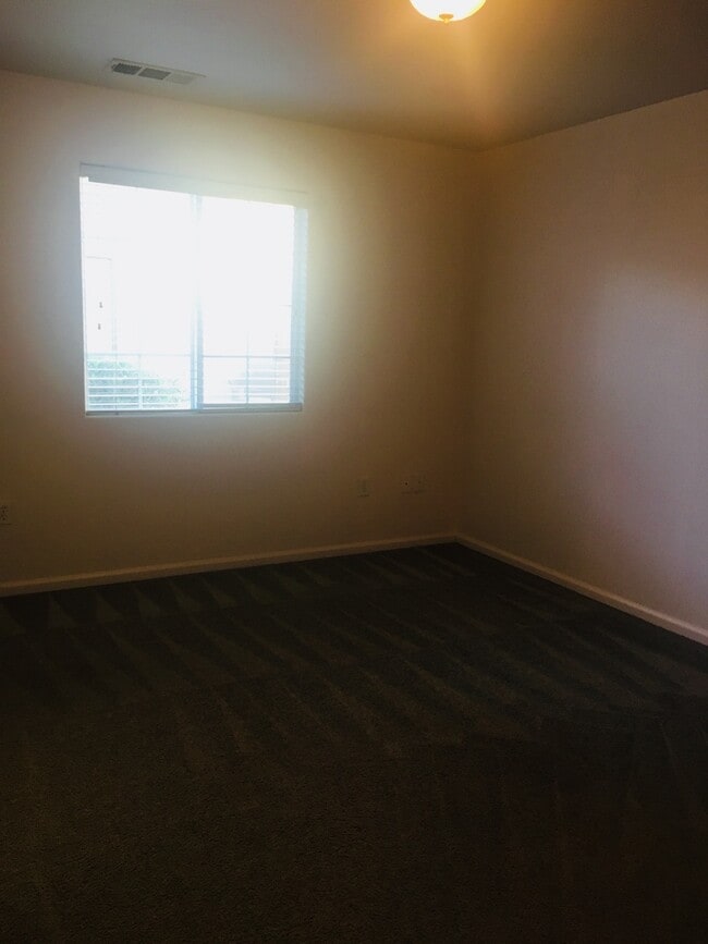 2235 W Lark Ave in Visalia, CA - Building Photo - Building Photo