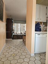 5121 W Oakland Park Blvd in Lauderdale Lakes, FL - Building Photo