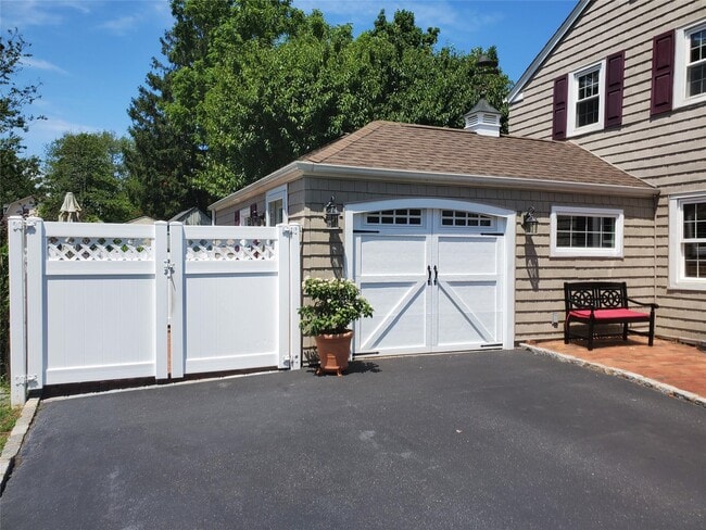 9 Harbor Hill Rd in East Setauket, NY - Building Photo - Building Photo
