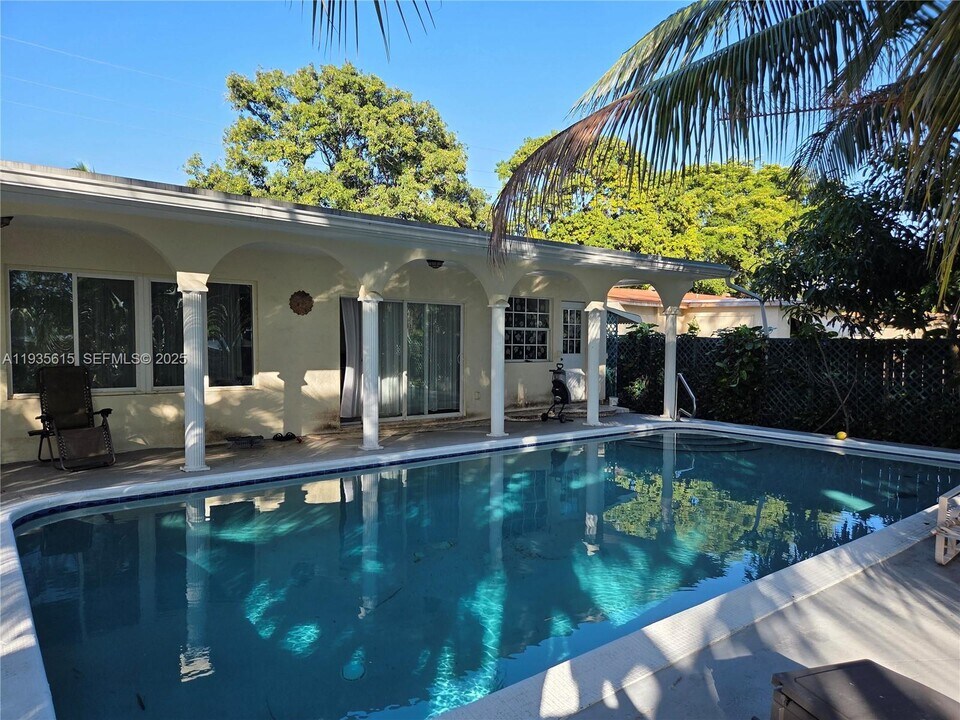 301 SW 5th St in Hallandale Beach, FL - Building Photo