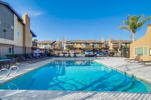 205 Westlake Dr in San Marcos, CA - Building Photo