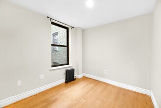 98 Christopher St in New York, NY - Building Photo - Building Photo